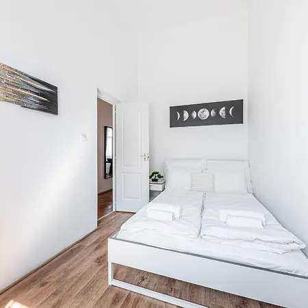 Wander Flat 2br, Location By M2 Metro Apartment