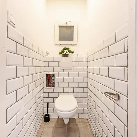 Wander Flat 2br, Location By M2 Metro
