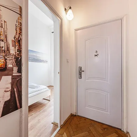Wander Flat 2br, Location By M2 Metro דירה בודפשט