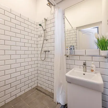 Wander Flat 2br, Location By M2 Metro *